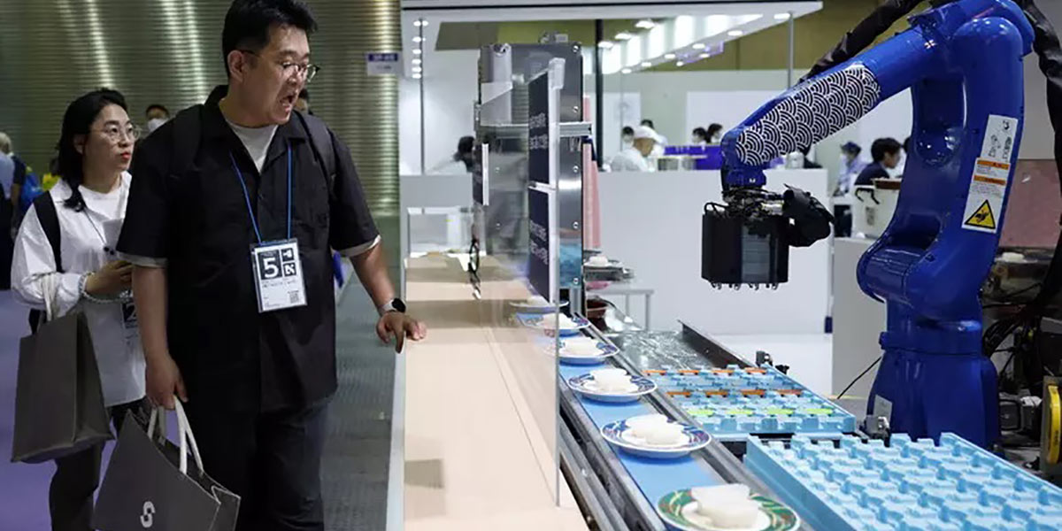 Pronto il robot che sbuccia frutti e ortaggi a due mani